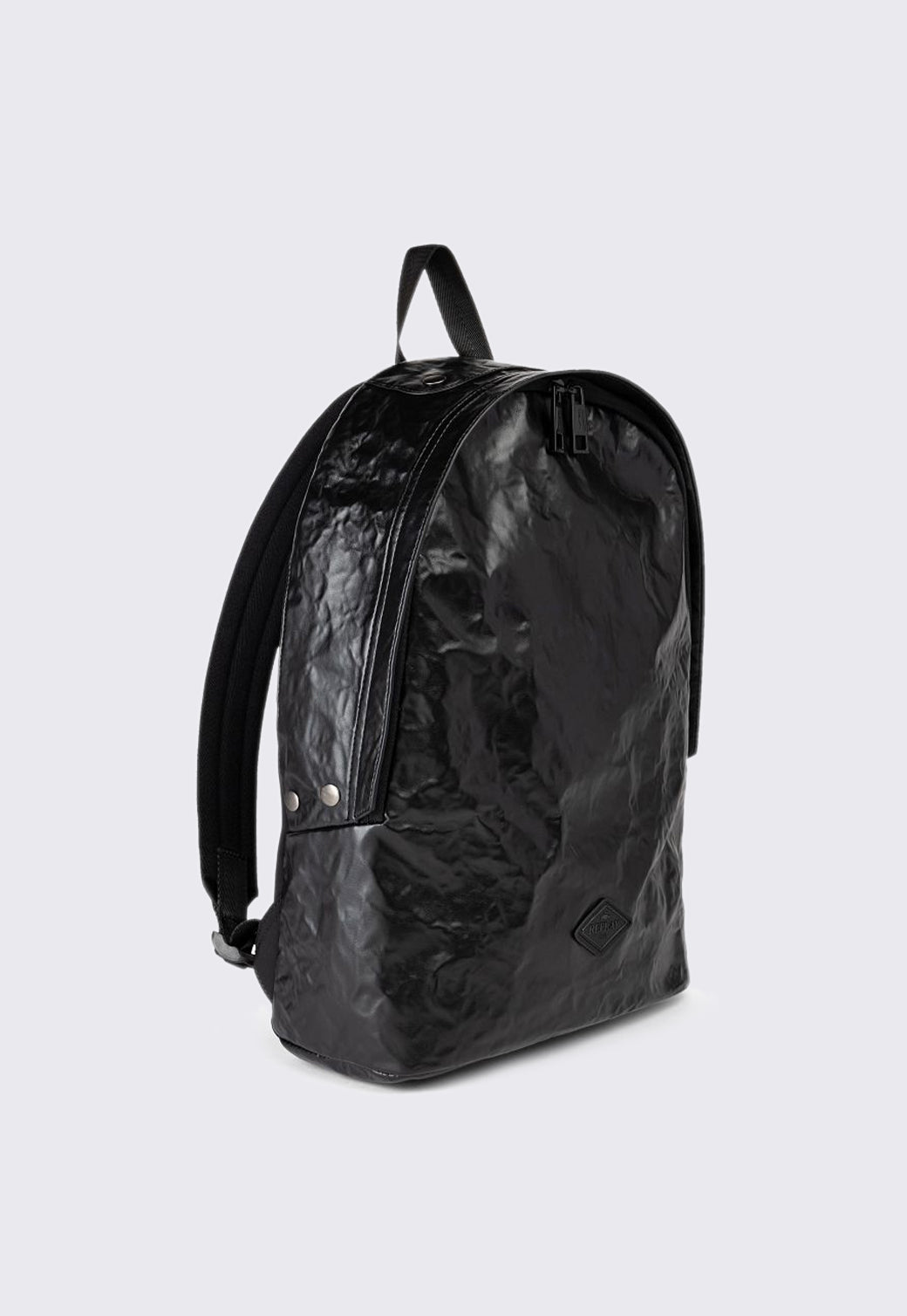 תיק גב שחור במראה מקומט