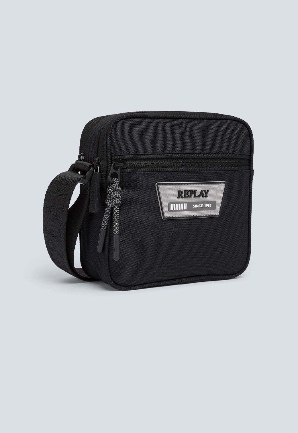 תיק צד קטן לגברים בצבע שחור