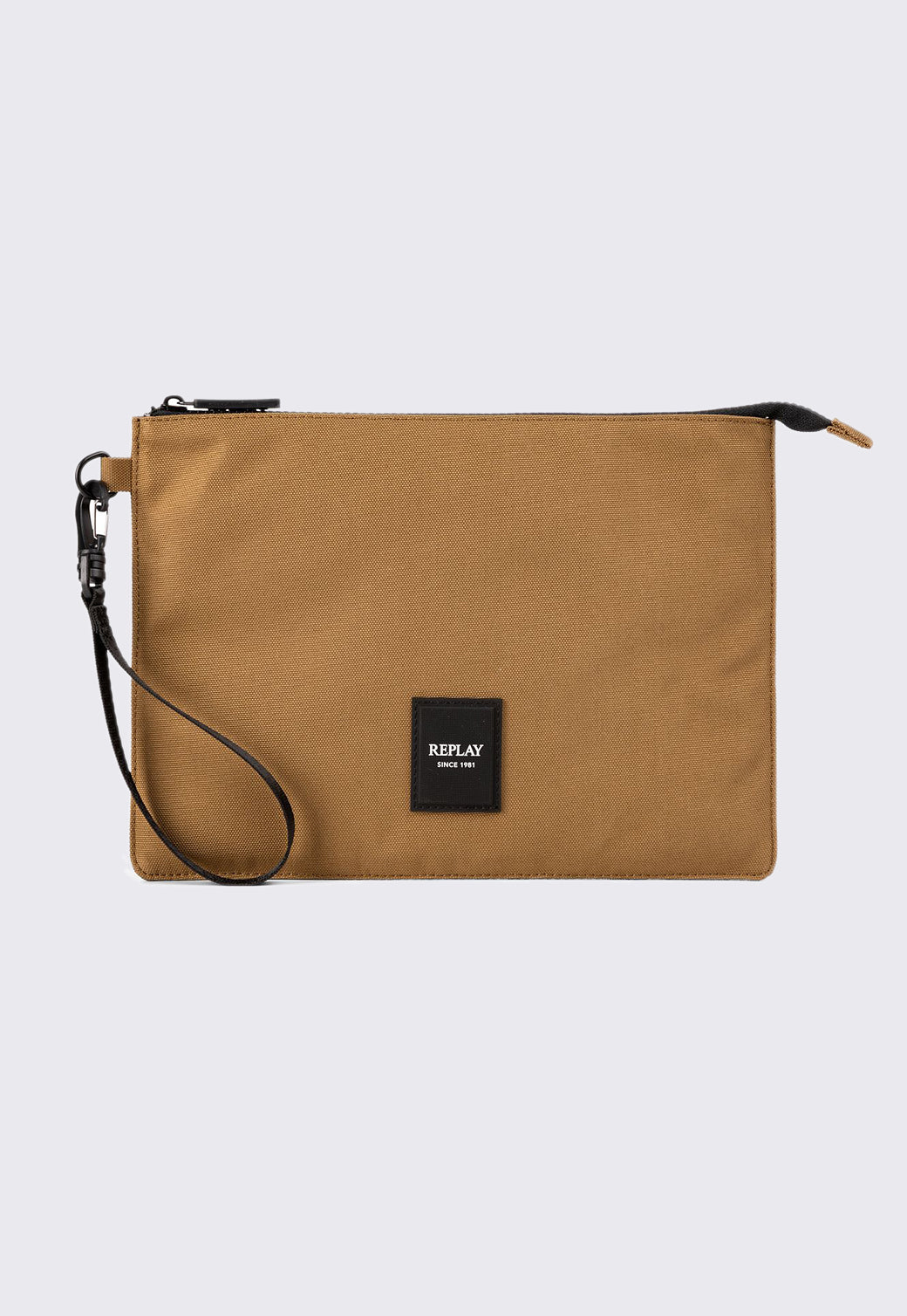 תיק קלאץ' בצבע חום עם רצועת יד