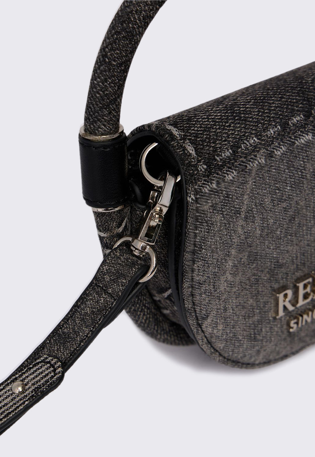 תיק יד לנשים לוגו קדמי מתכתי