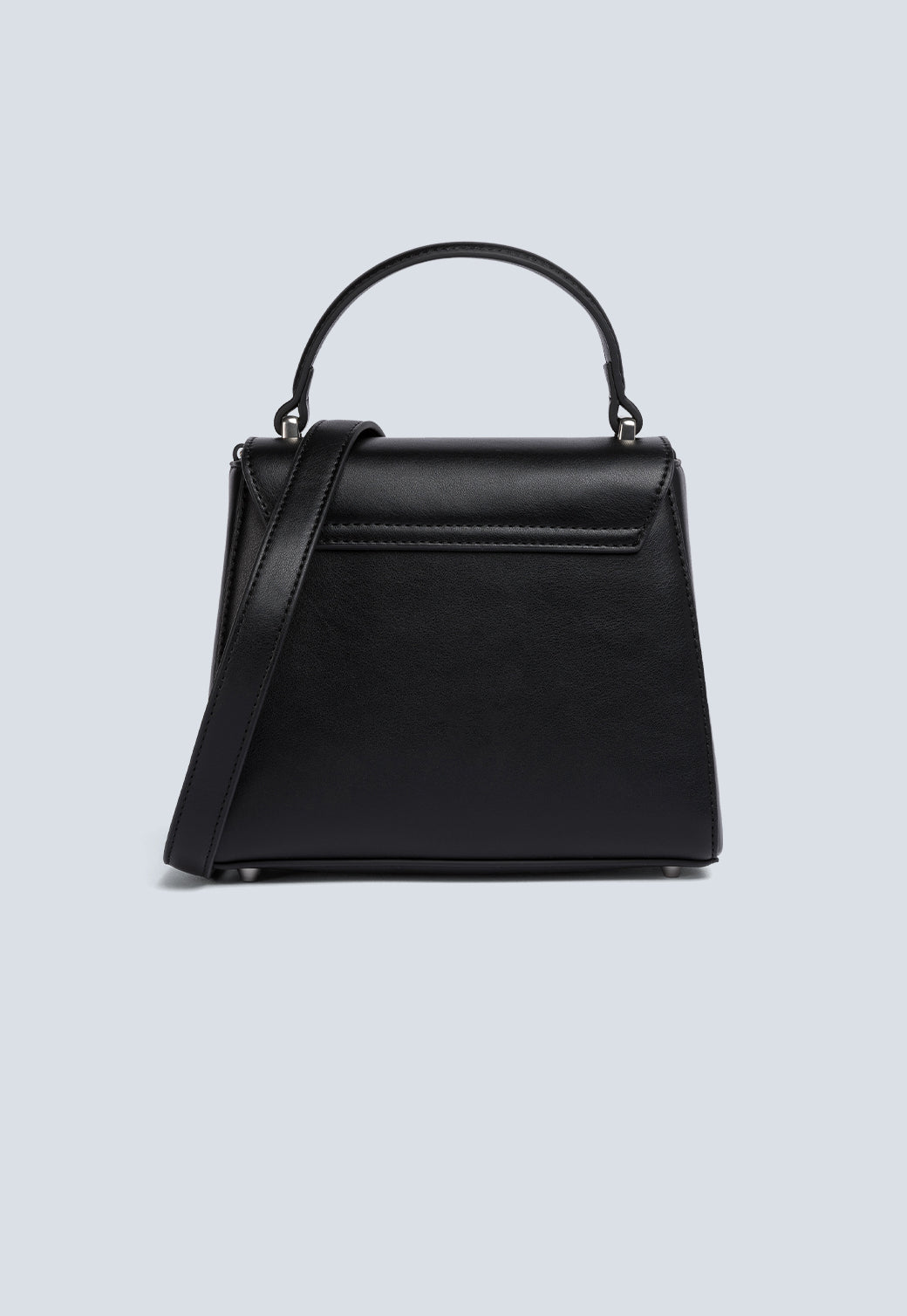 תיק יד לנשים בצבע שחור עם לוגו מתכת