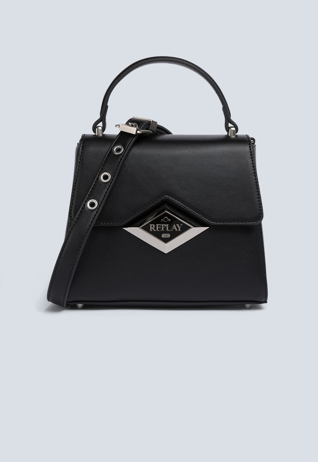 תיק יד לנשים בצבע שחור עם לוגו מתכת