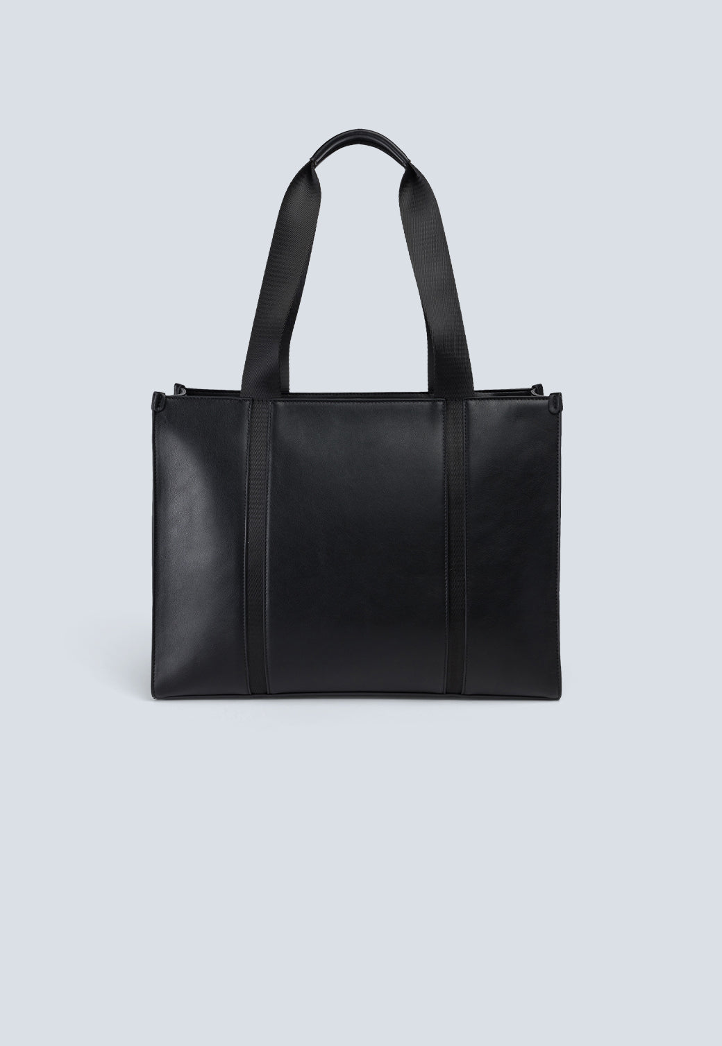 תיק יד לנשים בצבע שחור עם לוגו מובלט