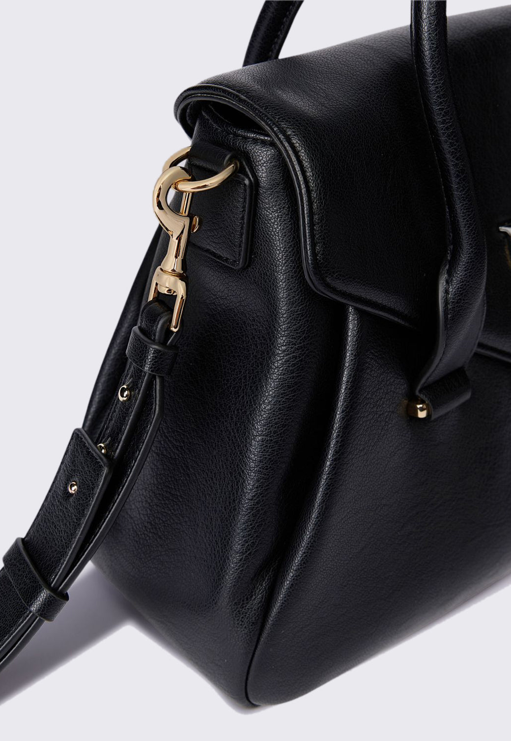 תיק יד לנשים בצבע שחור עם לוגו R מוזהב