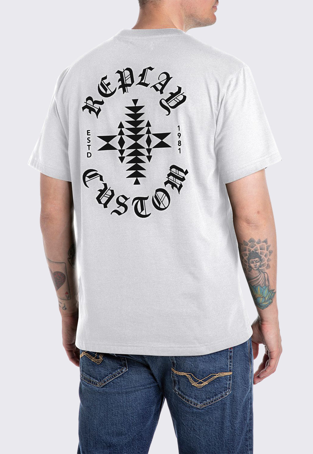 טי־שירט לגברים בצבע לבן עם הדפס אחורי