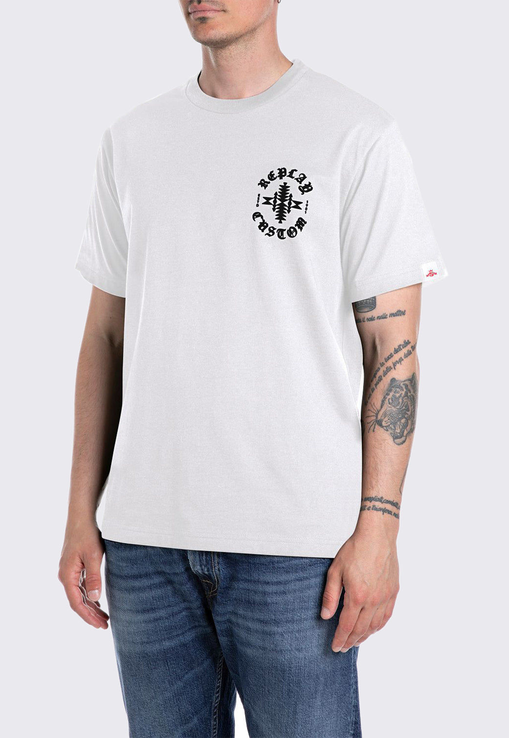 טי־שירט לגברים בצבע לבן עם הדפס אחורי