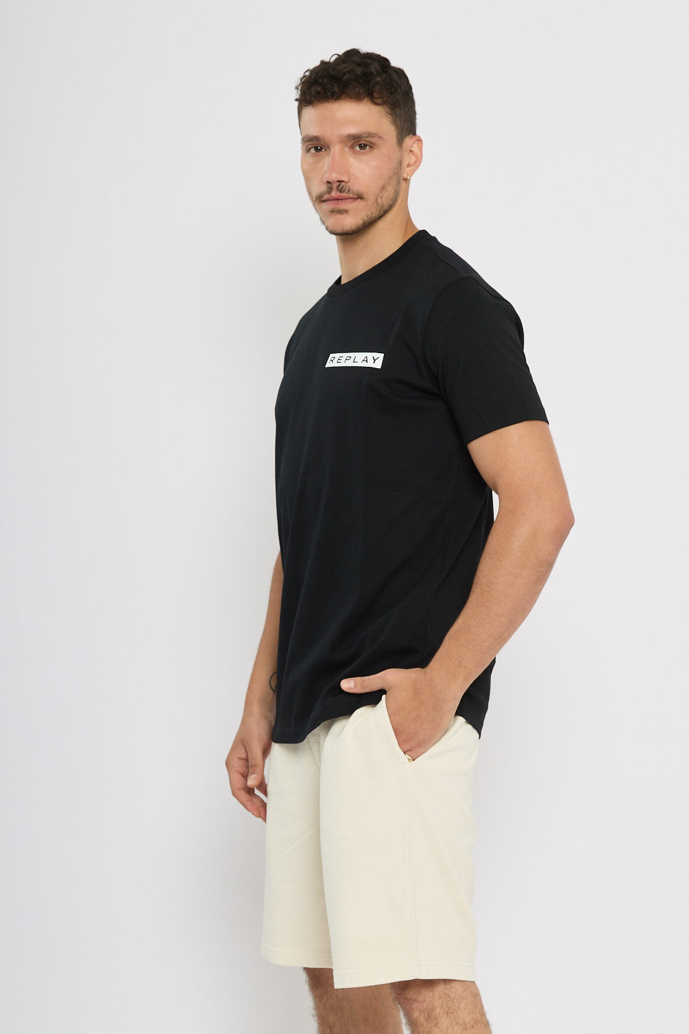 טי שירט לגברים בצבע שחור עם לוגו קטן בחזה