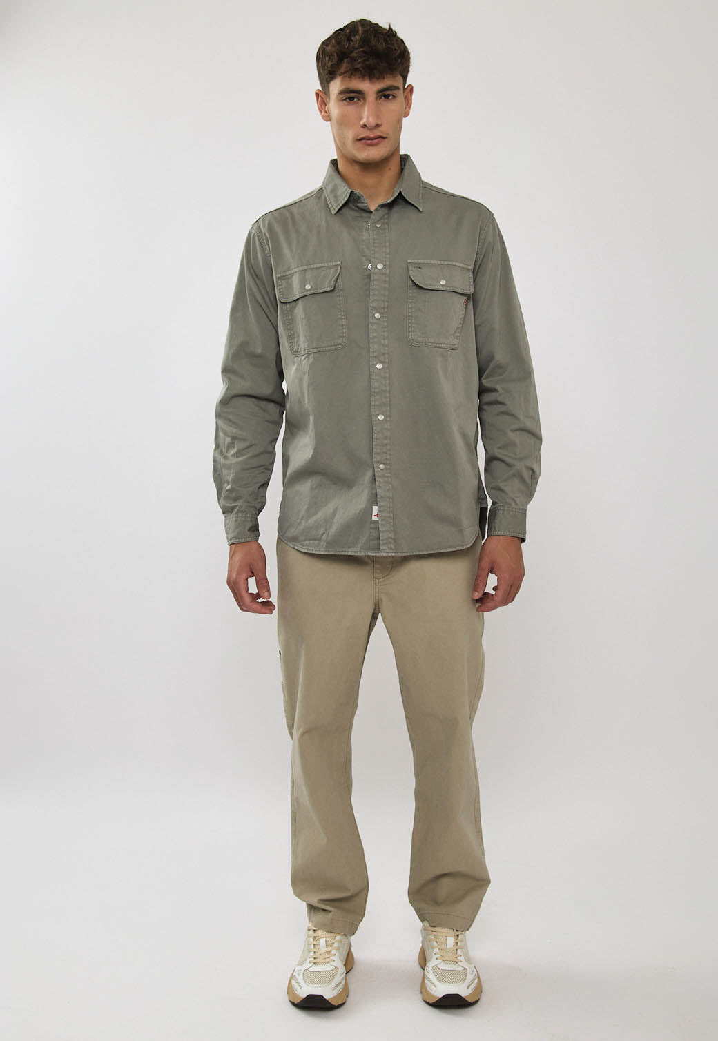 חולצה מכופתרת לגברים בצבע ירוק זית