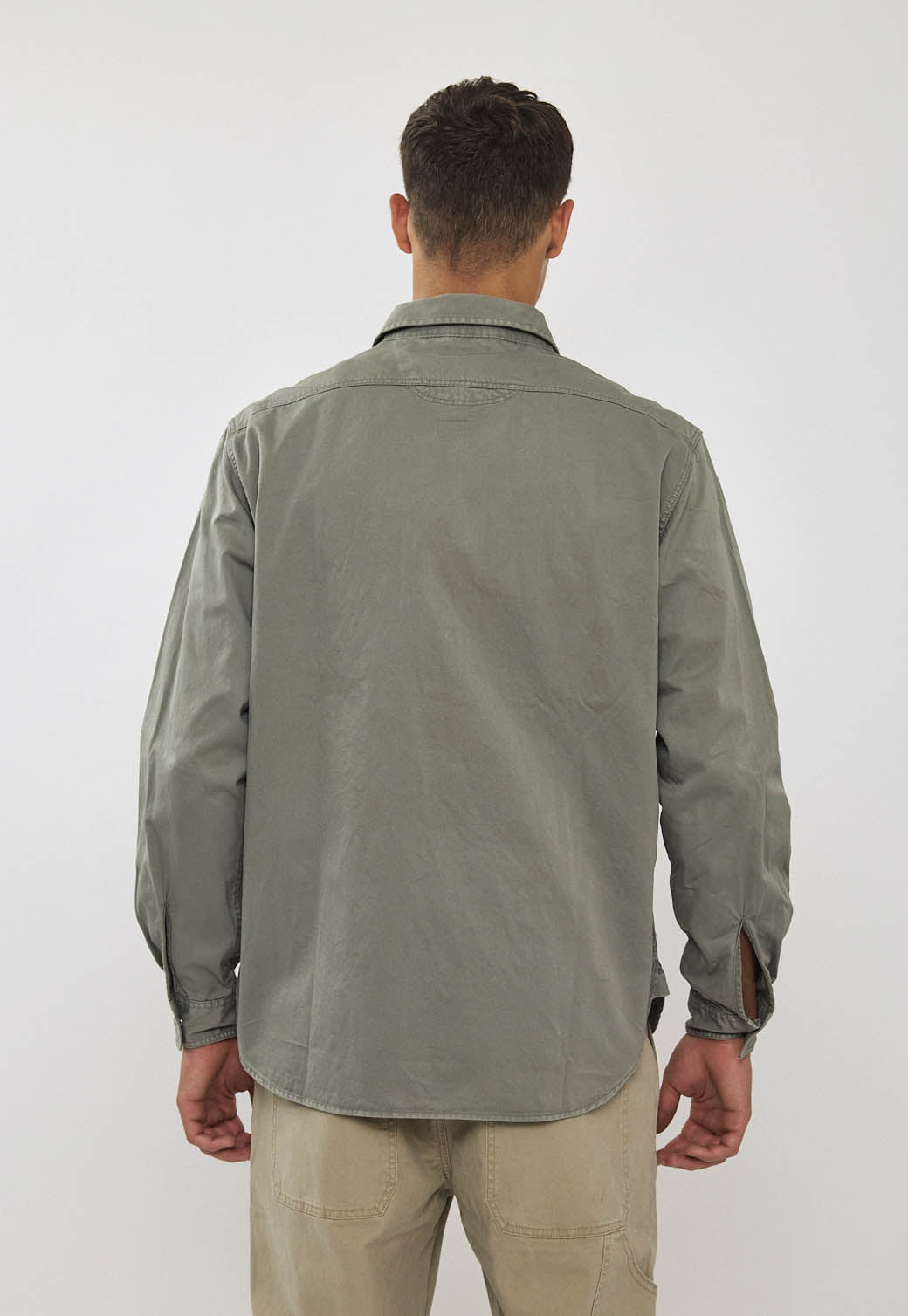 חולצה מכופתרת לגברים בצבע ירוק זית