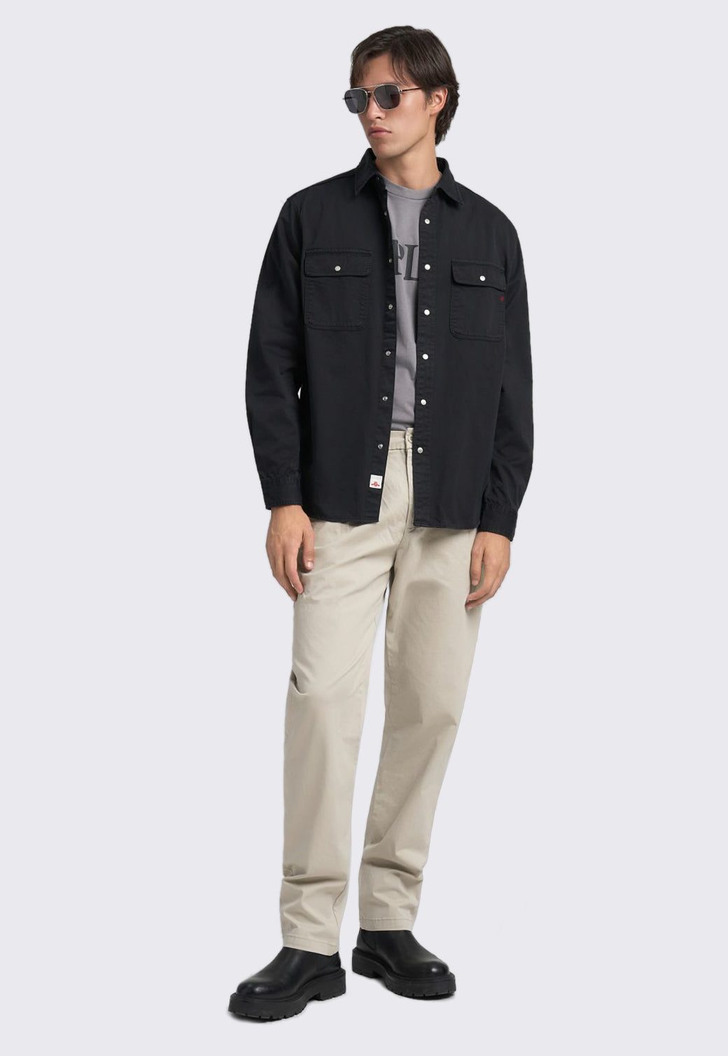 חולצה מכופתרת לגברים בצבע שחור עם כיסים קדמיים