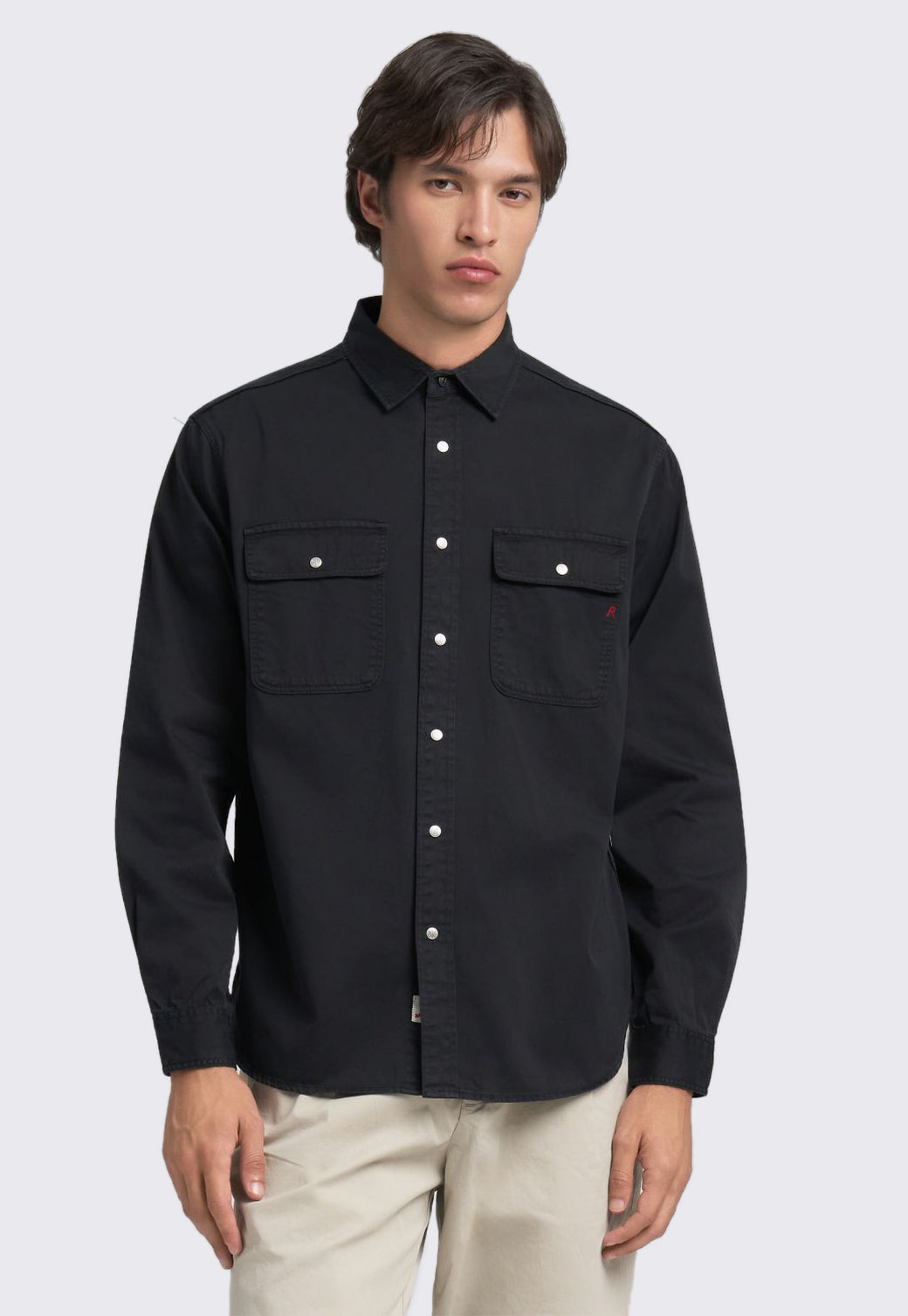 חולצה מכופתרת לגברים בצבע שחור עם כיסים קדמיים