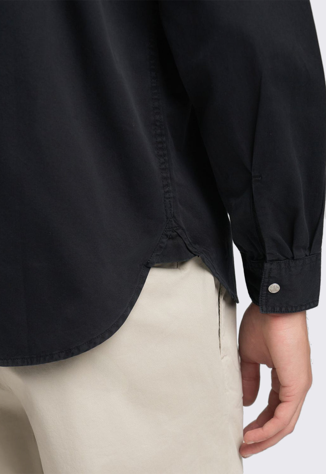 חולצה מכופתרת לגברים בצבע שחור עם כיסים קדמיים