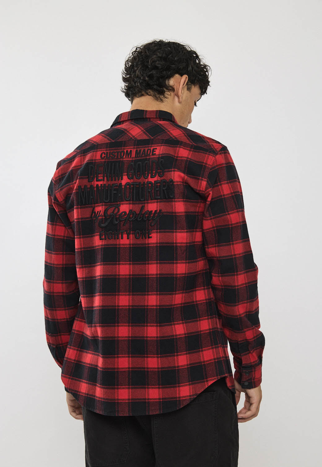 חולצת פלנל לגברים בצבע אדום-שחור משובץ