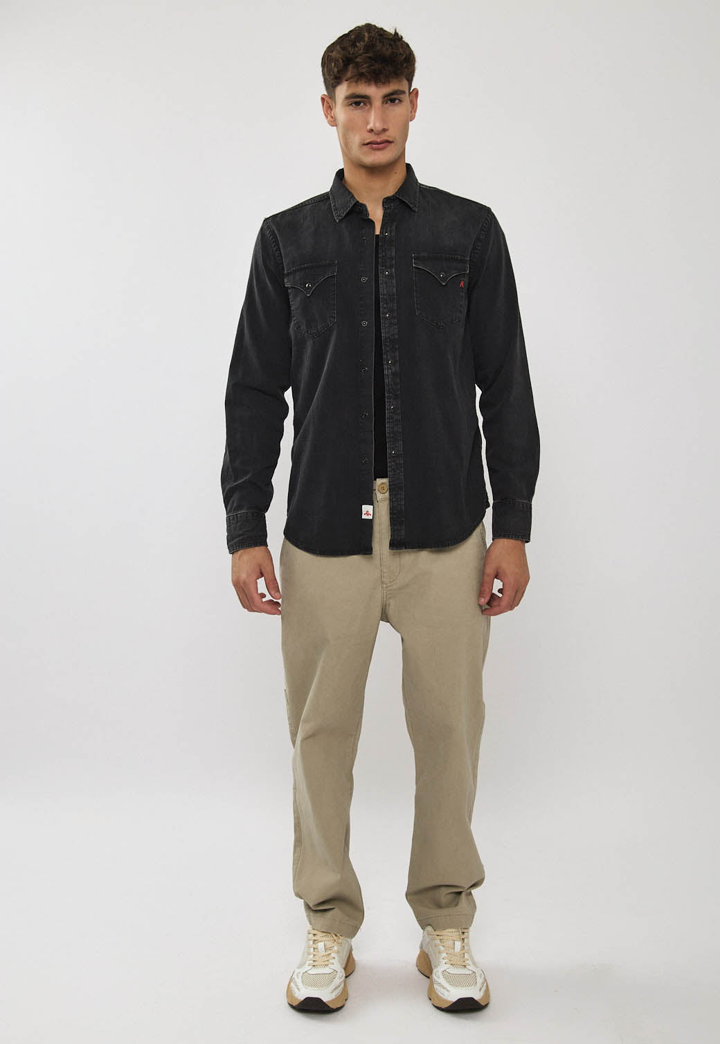 חולצת ג׳ינס לגברים בצבע שחור דהוי