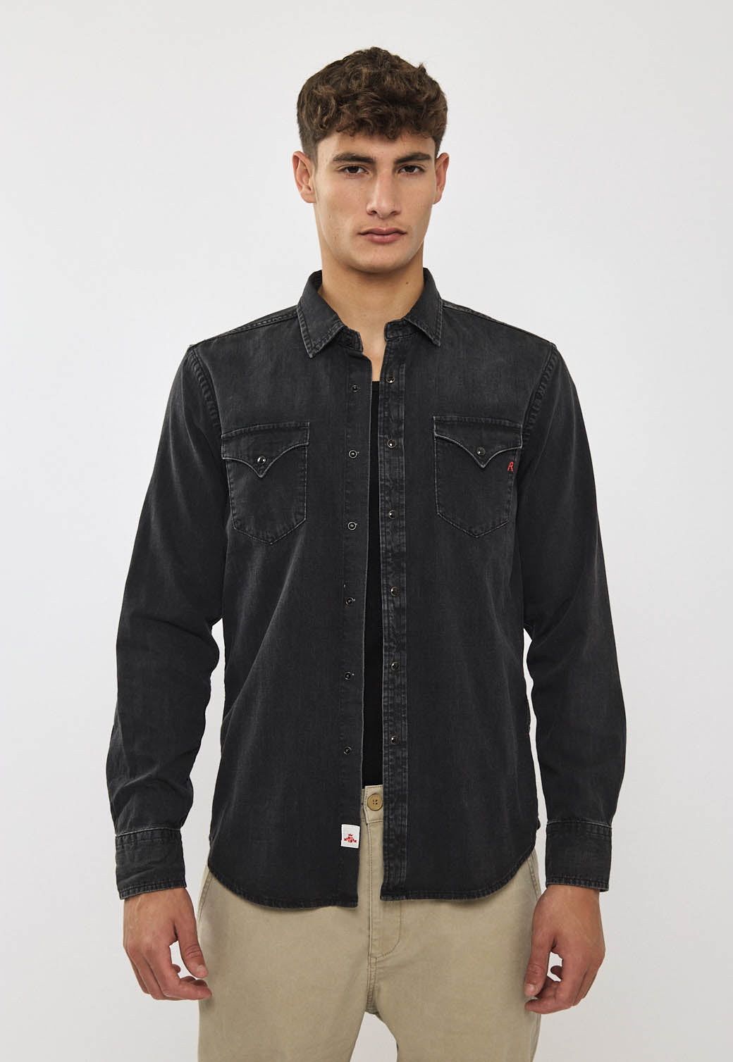 חולצת ג׳ינס לגברים בצבע שחור דהוי