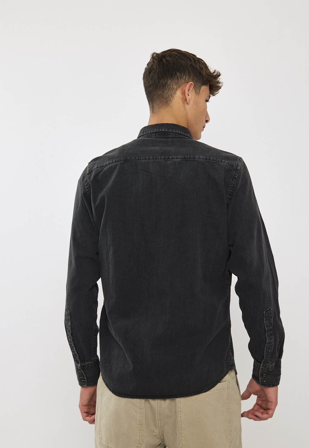 חולצת ג׳ינס לגברים בצבע שחור דהוי