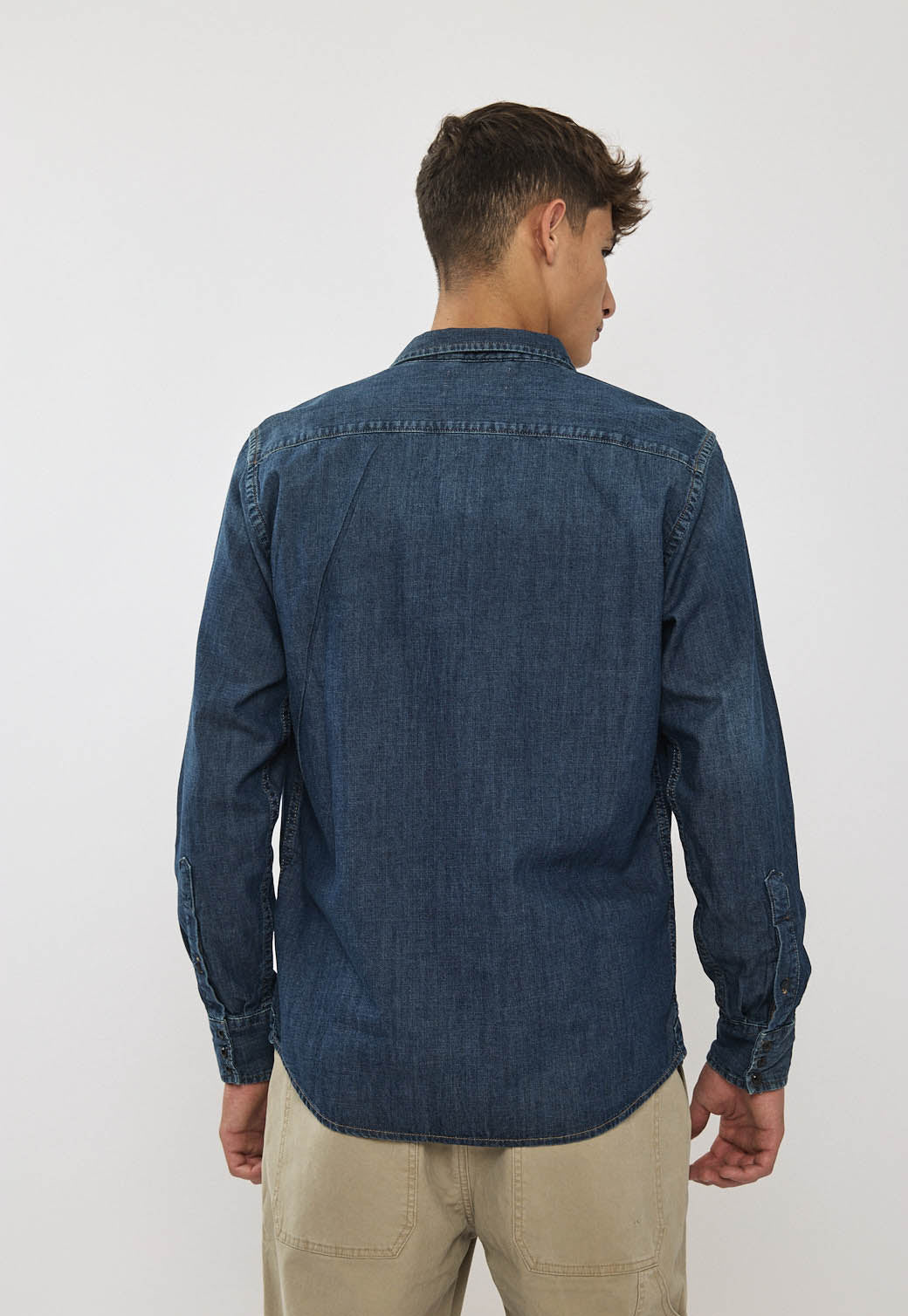 חולצת ג׳ינס לגברים בצבע כחול