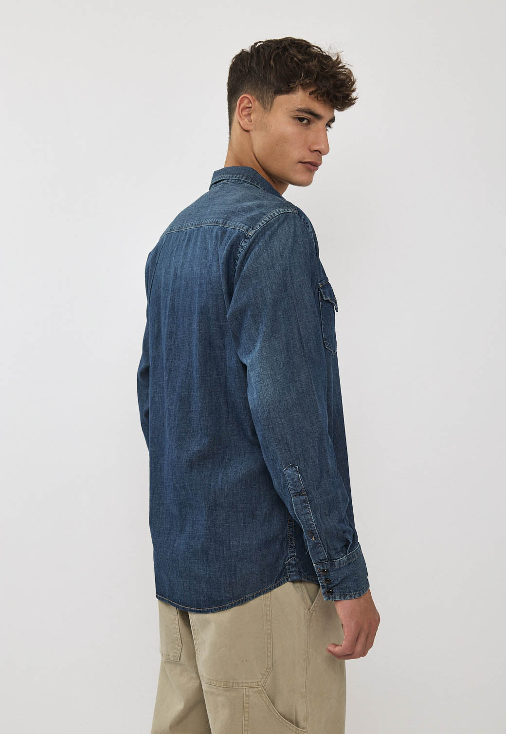 חולצת ג׳ינס לגברים בצבע כחול