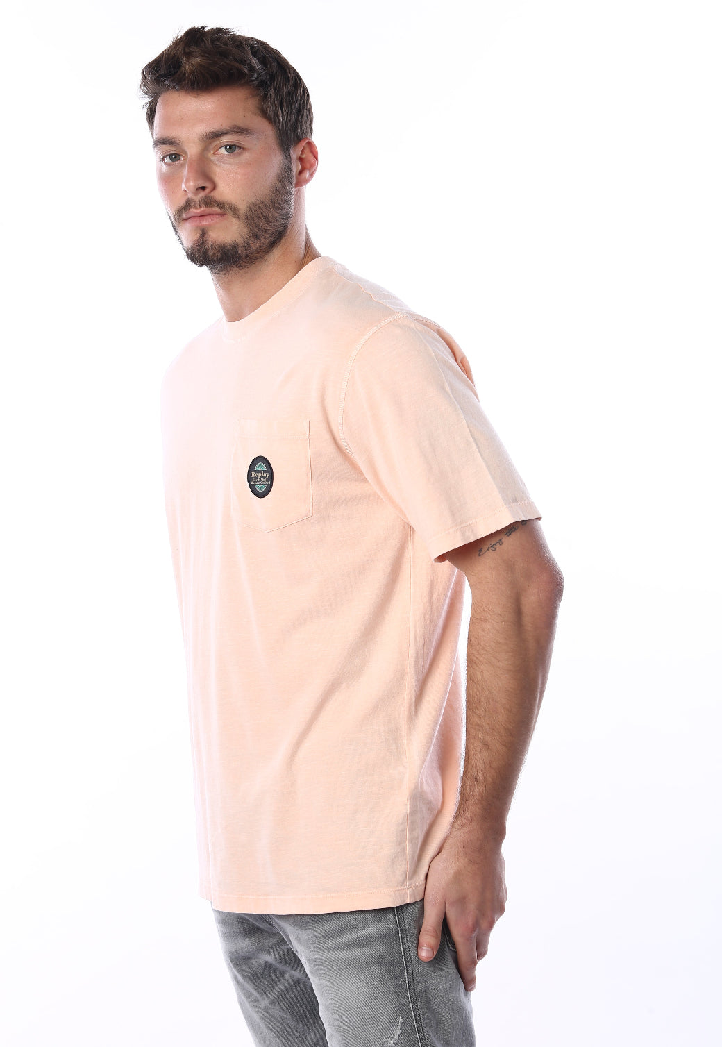 טי-שירט גברים ורוד בהיר עם לוגו בכיס