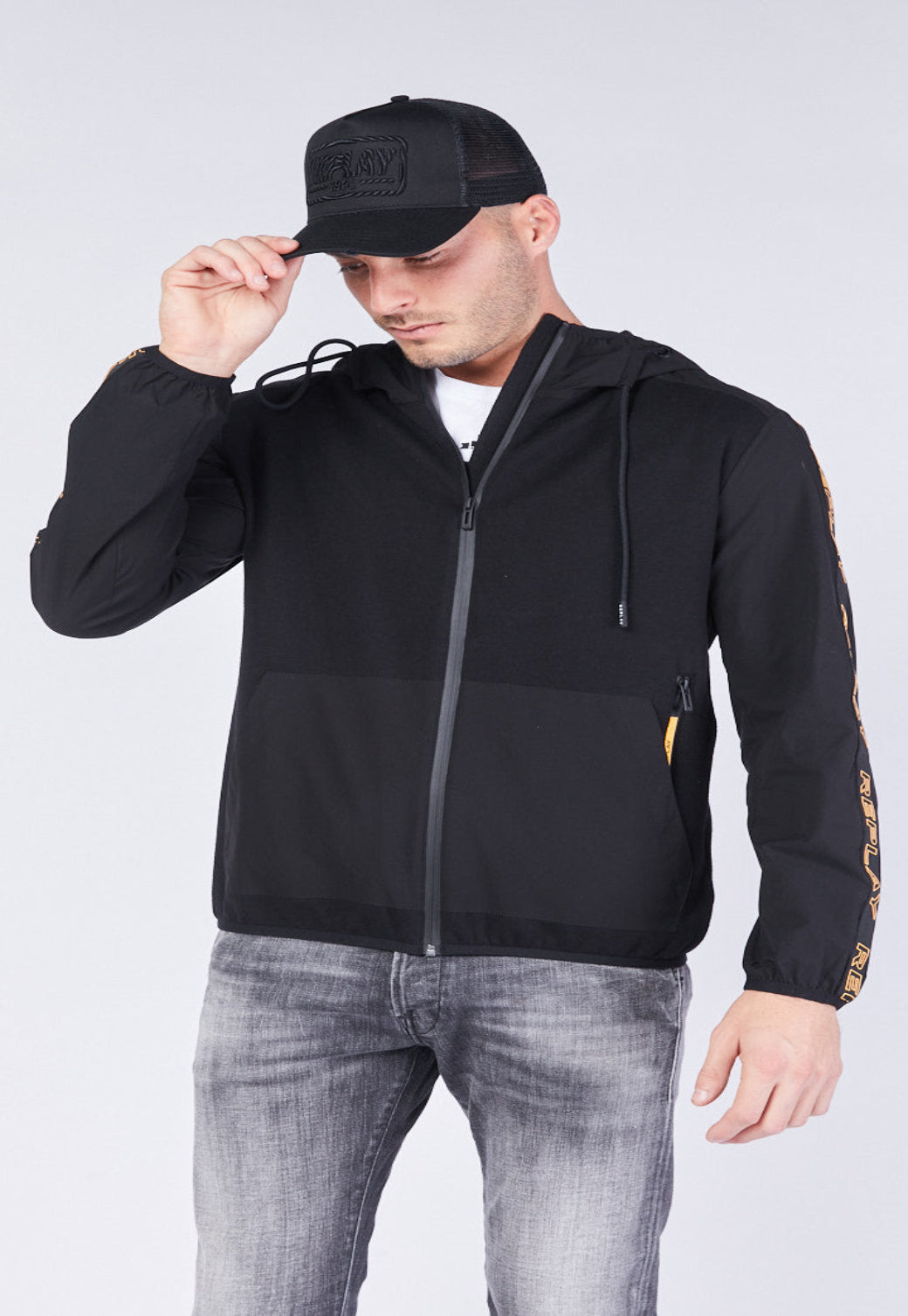 ג׳קט קפוצ׳ון לגברים בצבע שחור