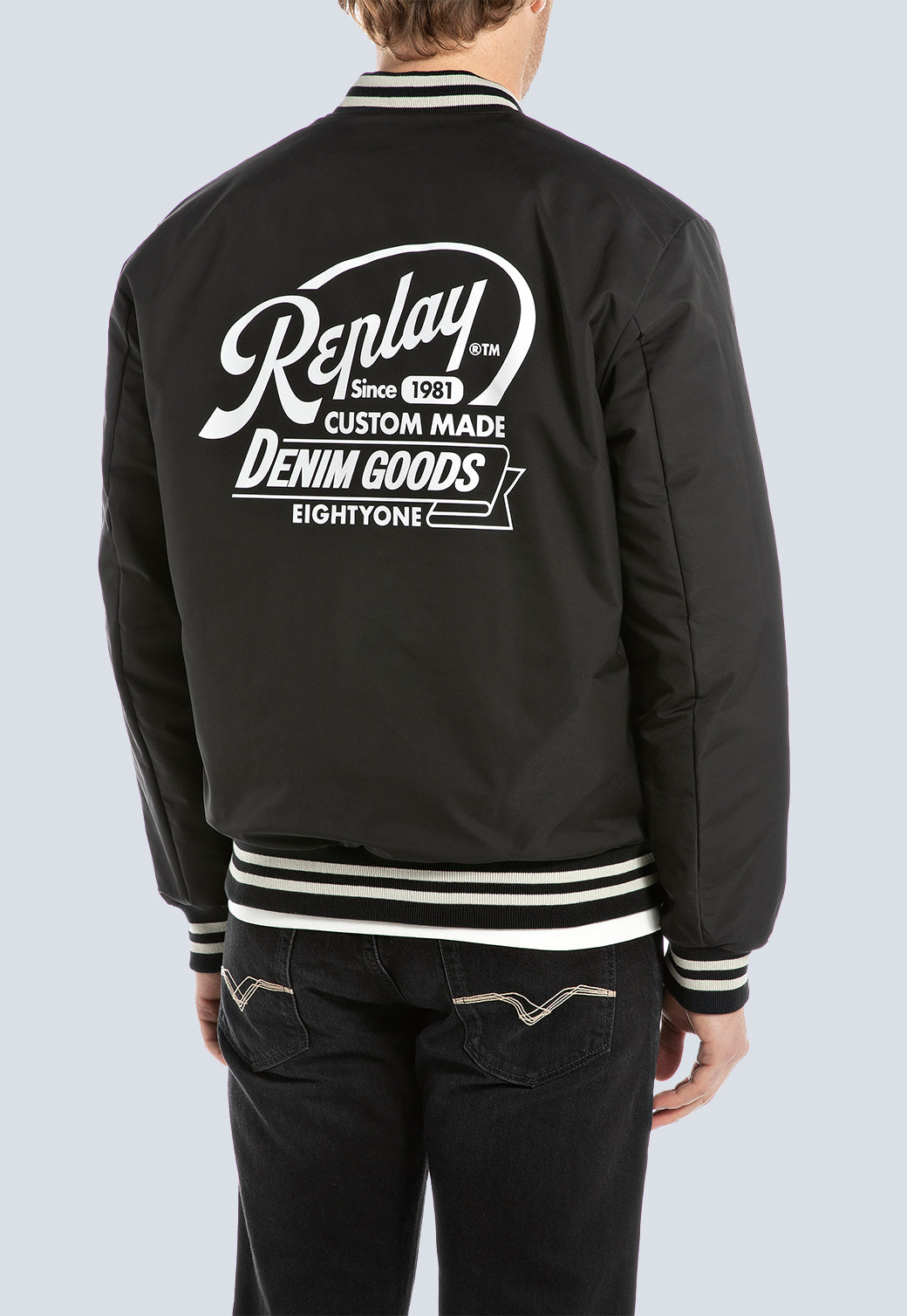 ג׳קט בומבר לגברים בצבע שחור עם לוגו