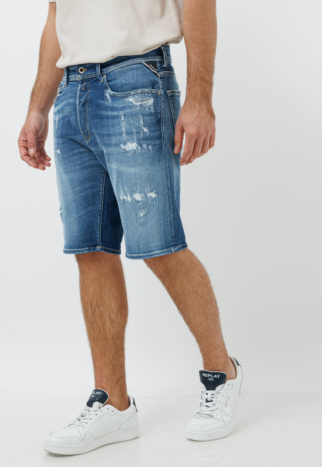 מכנסי ג'ינס קצרים לגברים בצבע כחול