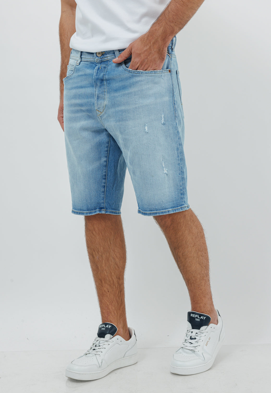 מכנסיים קצרים לגברים בצבע דנים בהיר