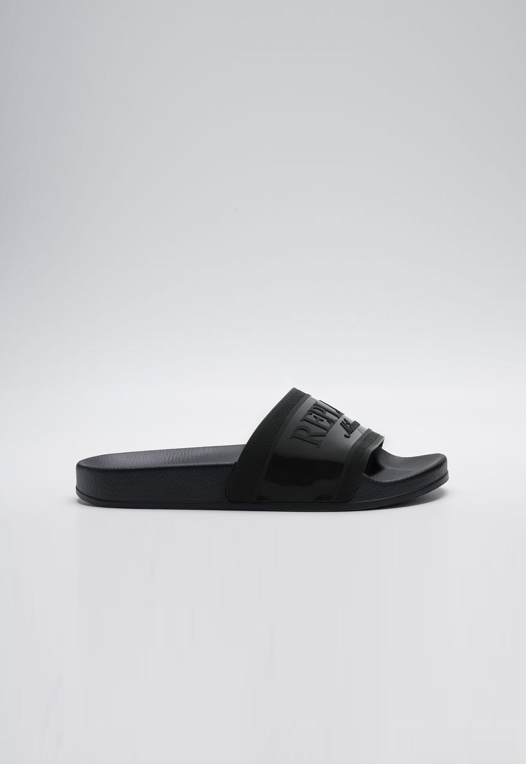 כפכפים לנשים בצבע שחור עם לוגו