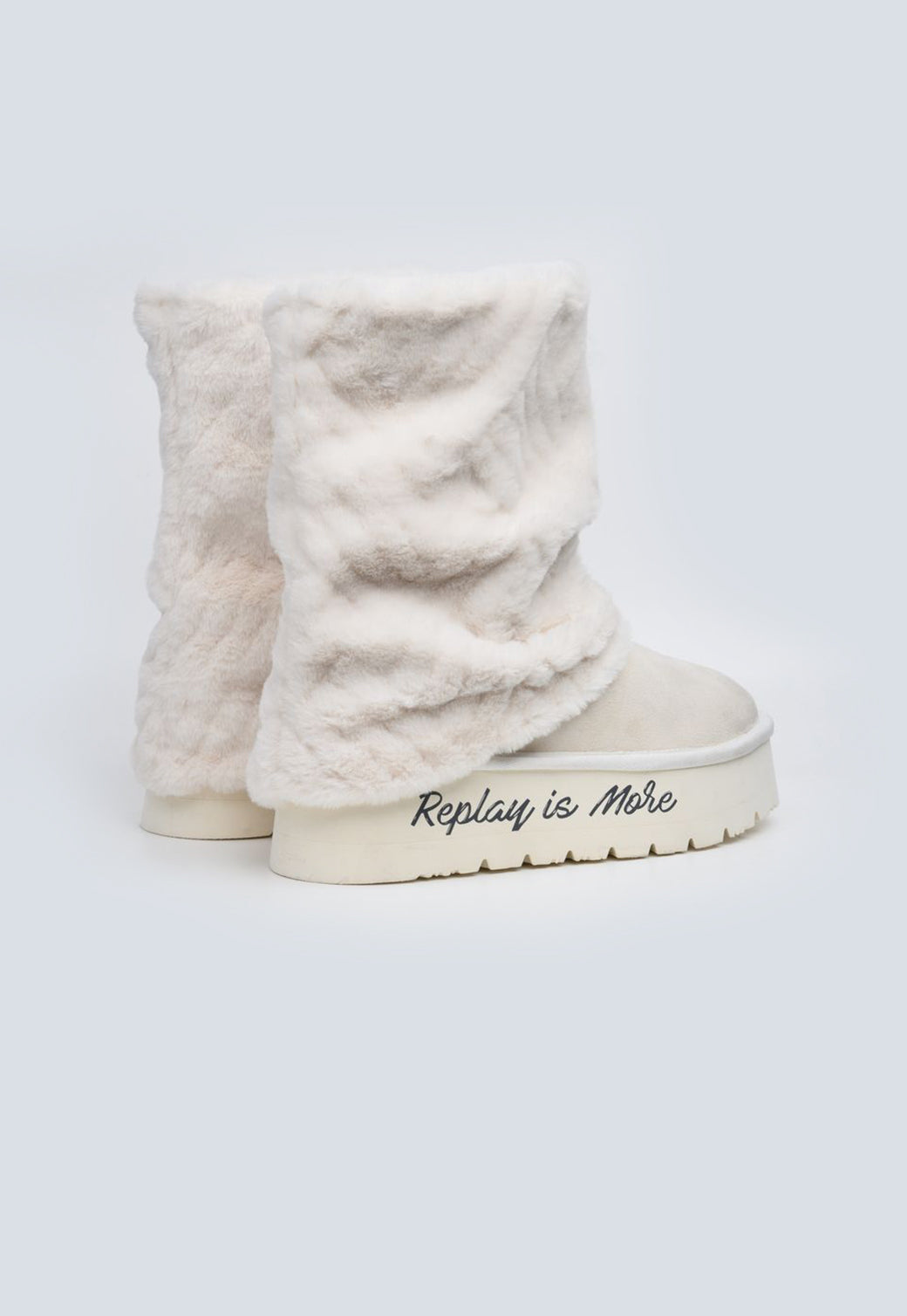 מגפיים לנשים בצבע אוף־וויט עם פרווה וקיפול