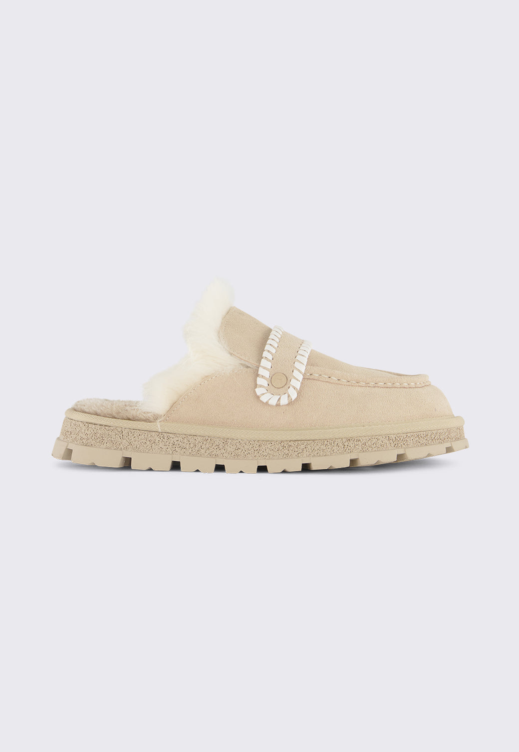 כפכפי מוקסין לנשים בצבע בז׳ עם פרווה סינתטית