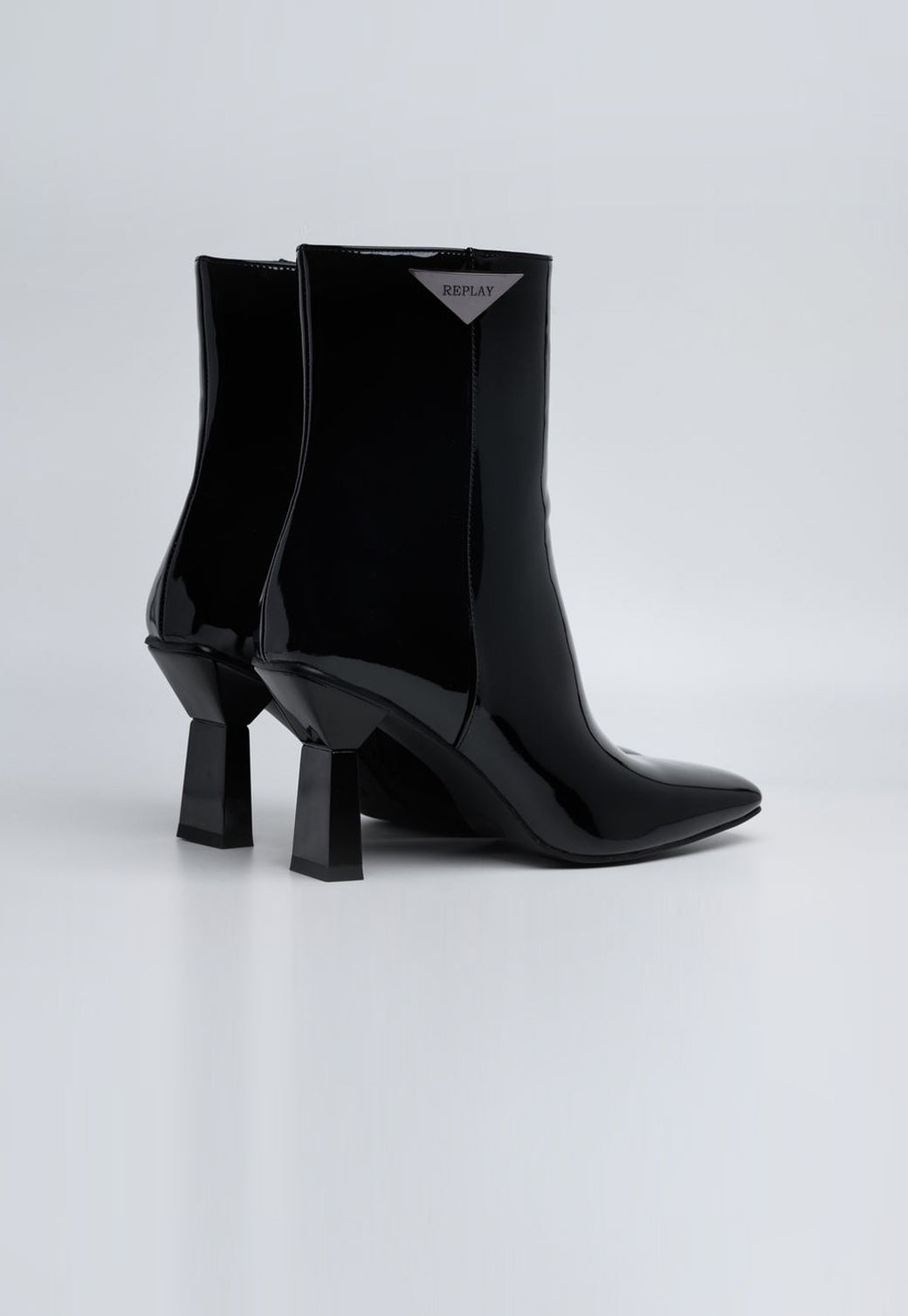 מגפוני עקב לנשים בצבע שחור לק מבריק