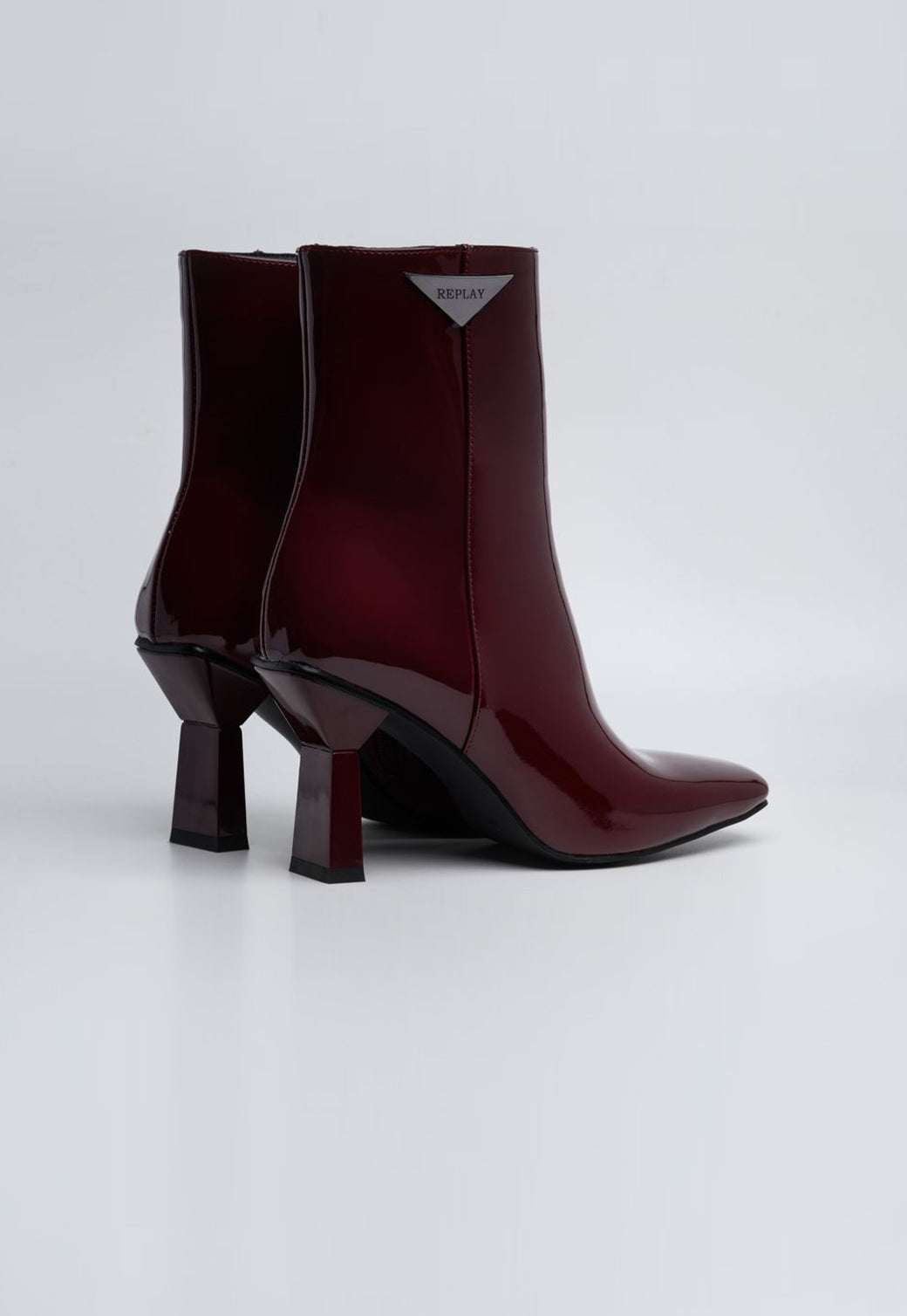 מגפוני לק לנשים בצבע בורדו עם עקב בינוני