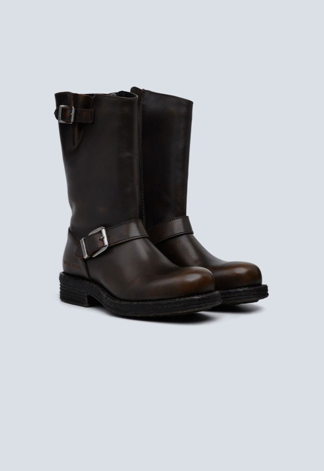 מגפיים לנשים בצבע חום עם אבזמים