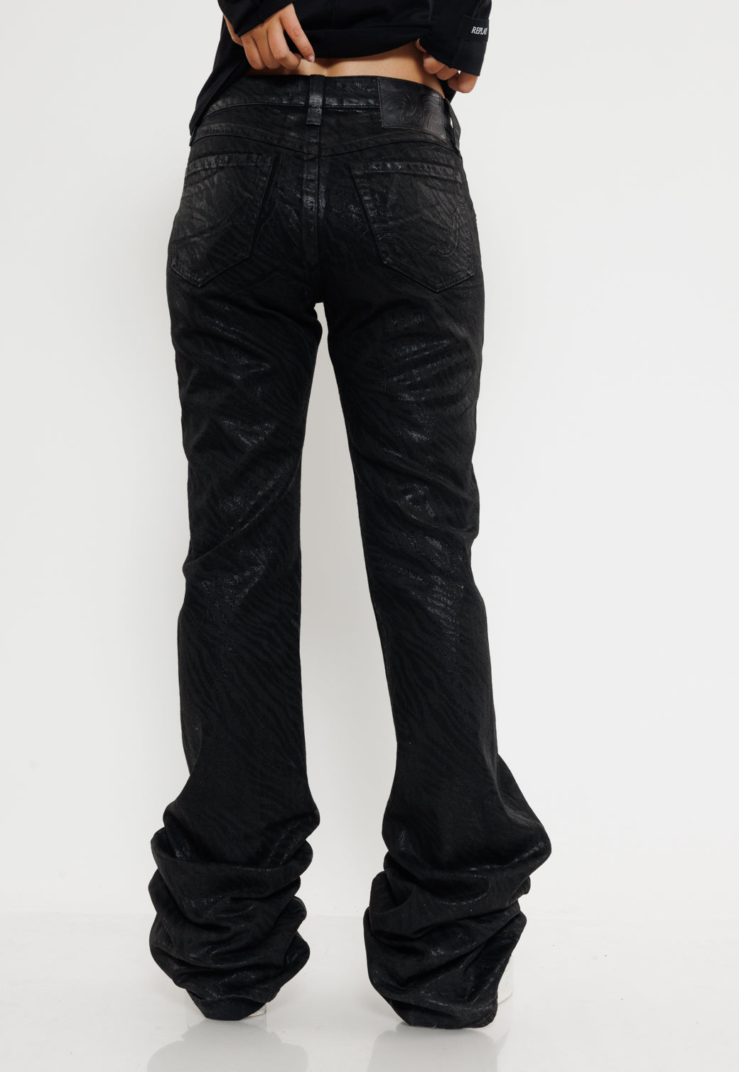ג'ינס שחור לנשים בגזרה רחבה