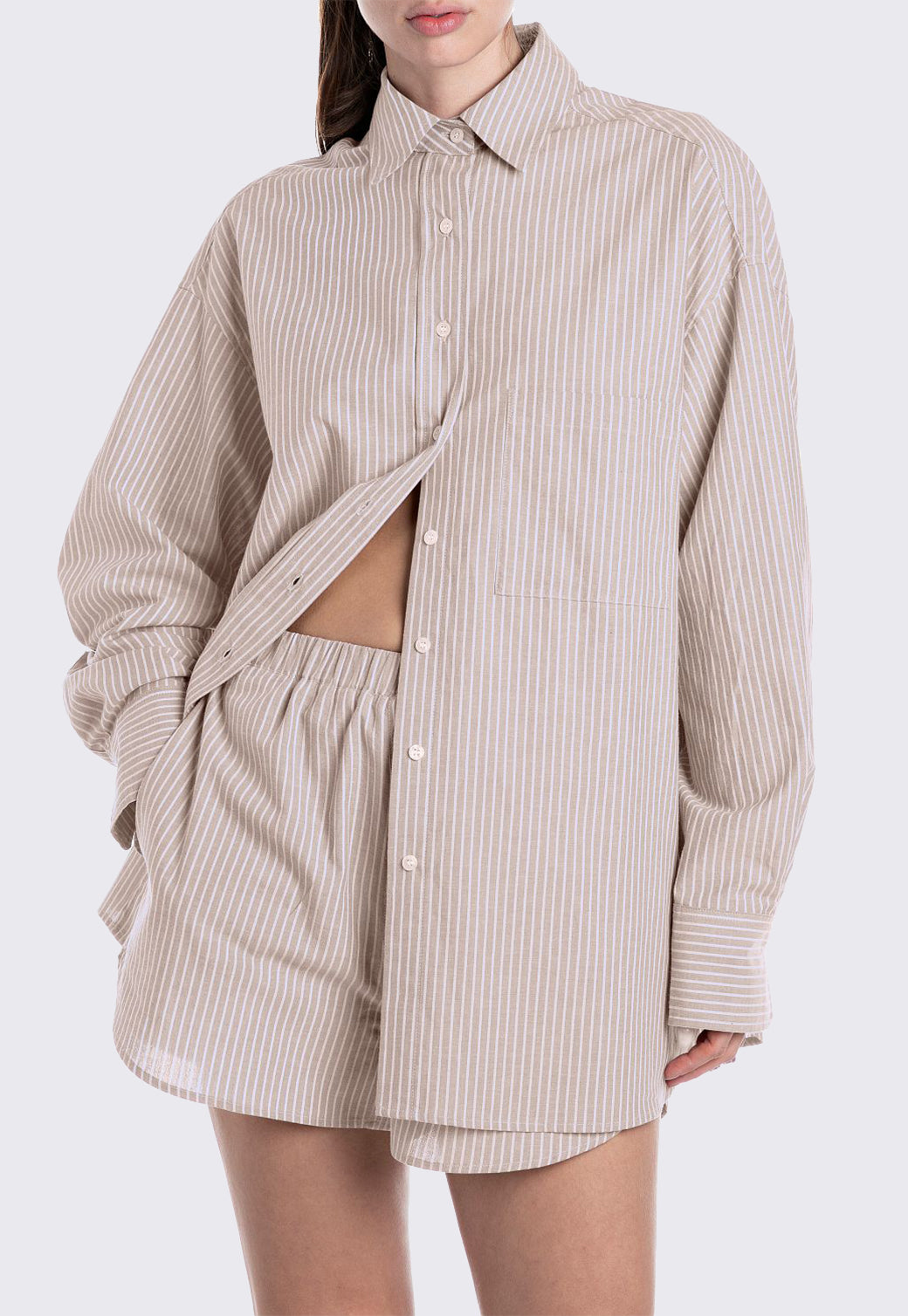 חולצה מכופתרת אוברסייז לנשים בצבע בז’