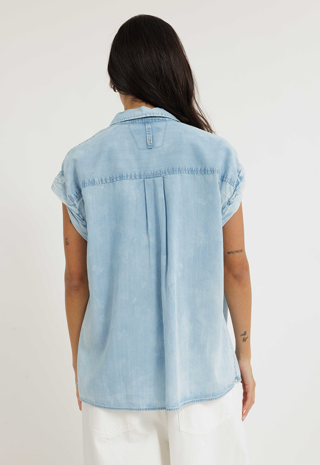 חולצת ג׳ינס לנשים בגוון כחול בהיר