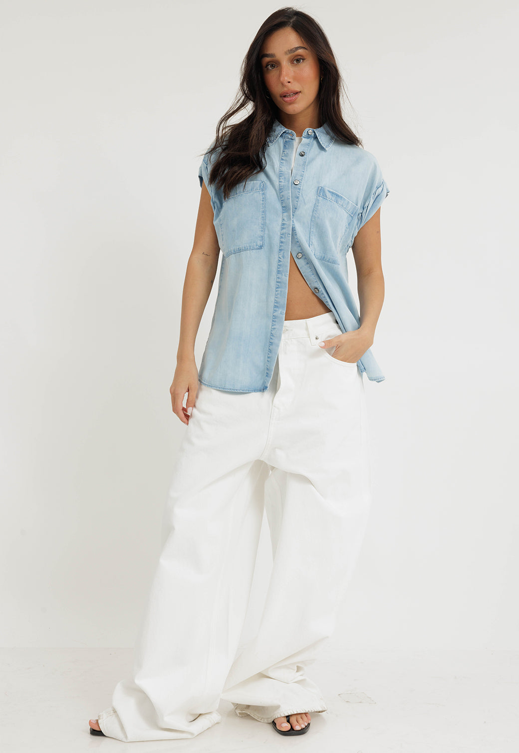 חולצת ג׳ינס לנשים בגוון כחול בהיר