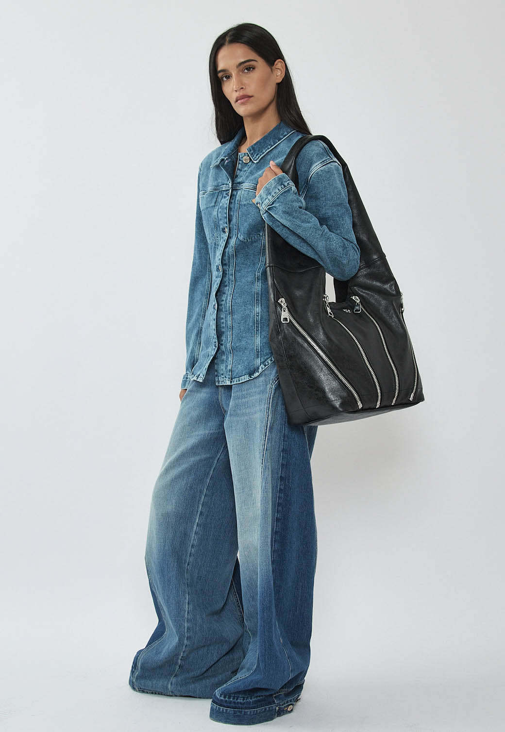 ג׳קט ג׳ינס לנשים בגזרה מחטבת בצבע כחול