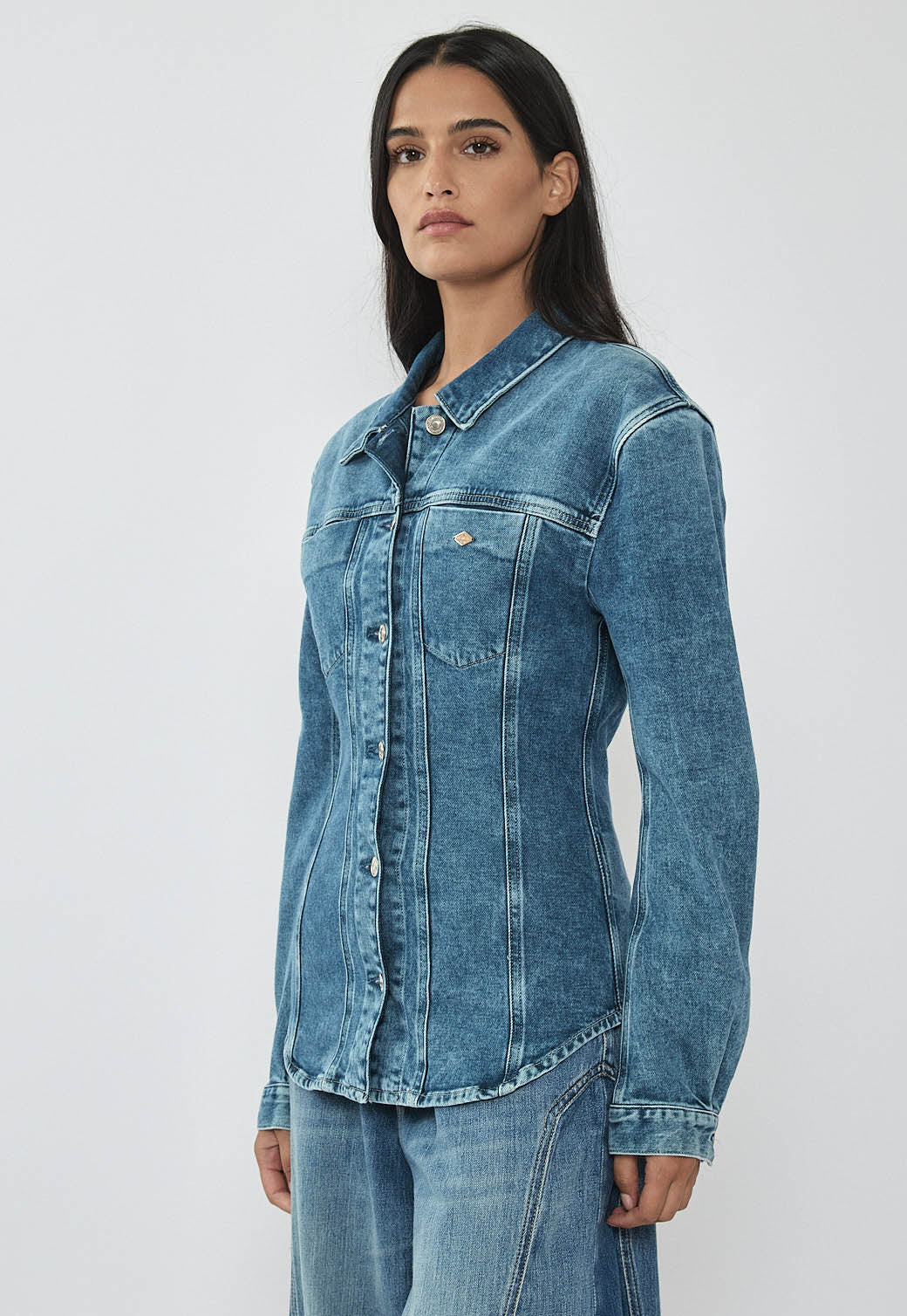 ג׳קט ג׳ינס לנשים בגזרה מחטבת בצבע כחול