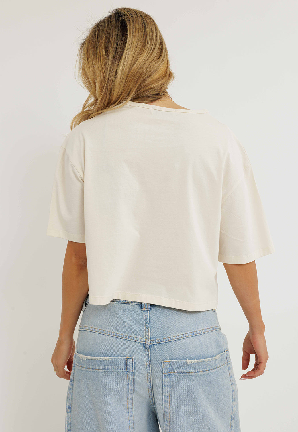 טי-שירט קצרה לנשים בצבע שמנת עם כיס ולוגו