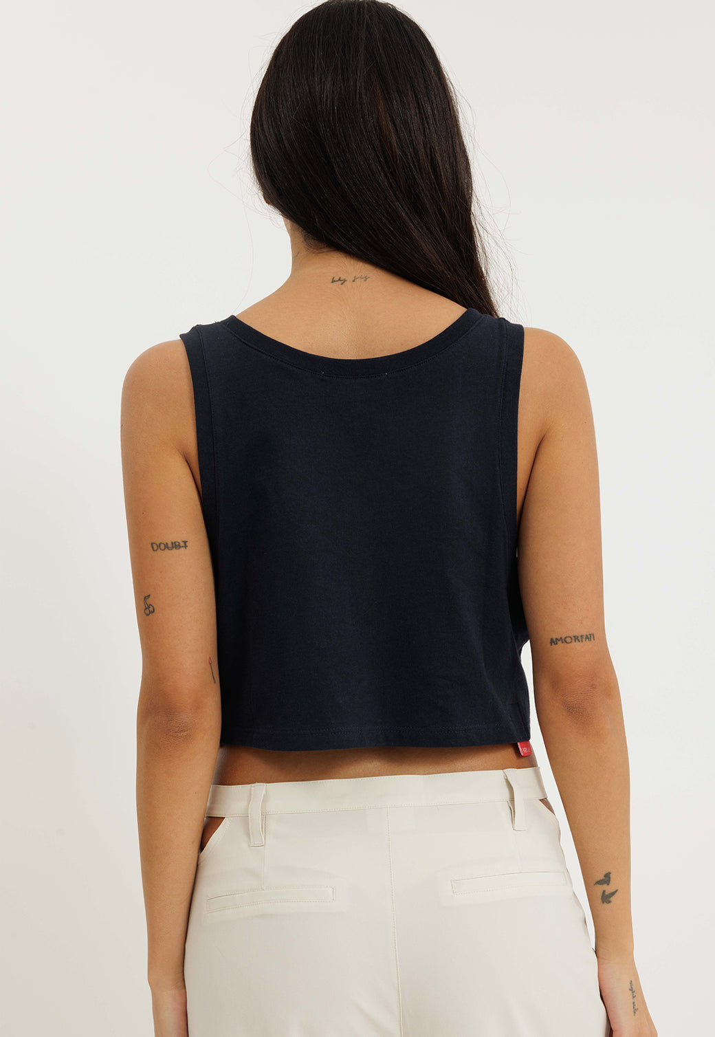 גופיית קרופ לנשים בצבע שחור עם לוגו