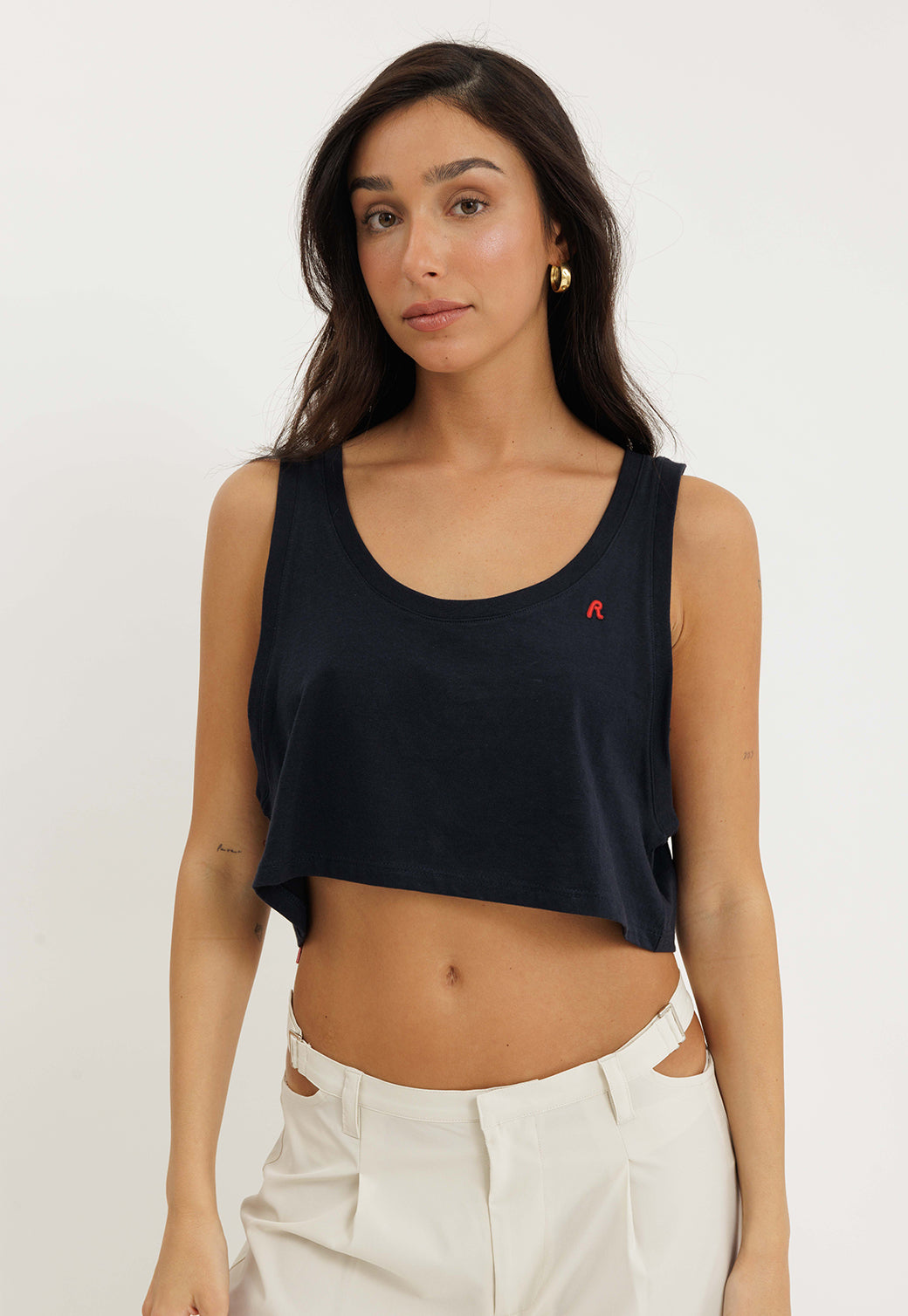 גופיית קרופ לנשים בצבע שחור עם לוגו