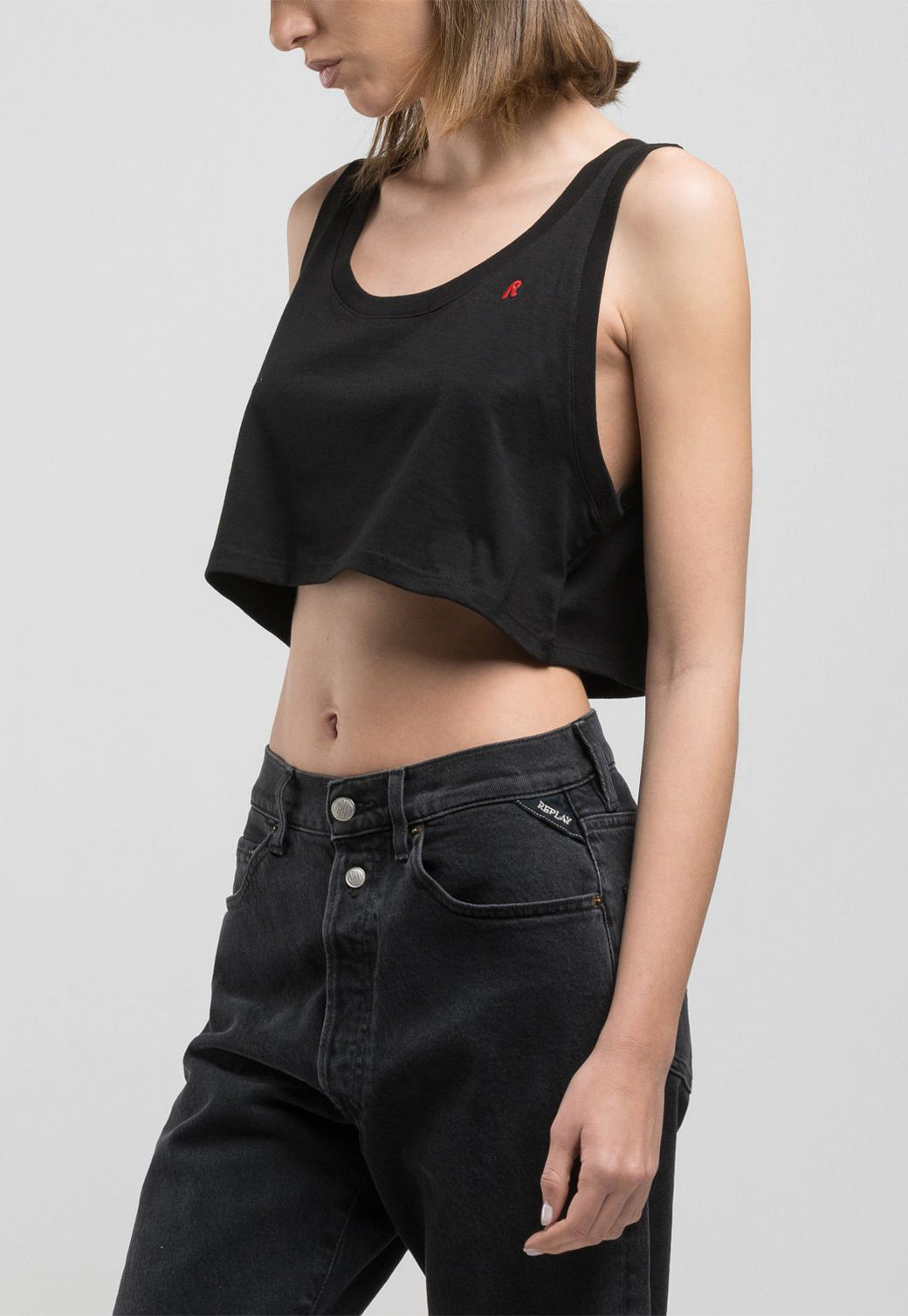 טופ קרופ לנשים בצבע שחור עם לוגו R קטן