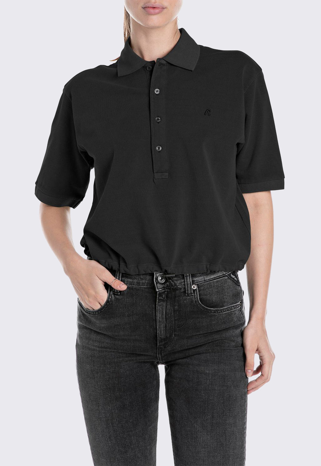 חולצת פולו אוברסייז לנשים בצבע שחור