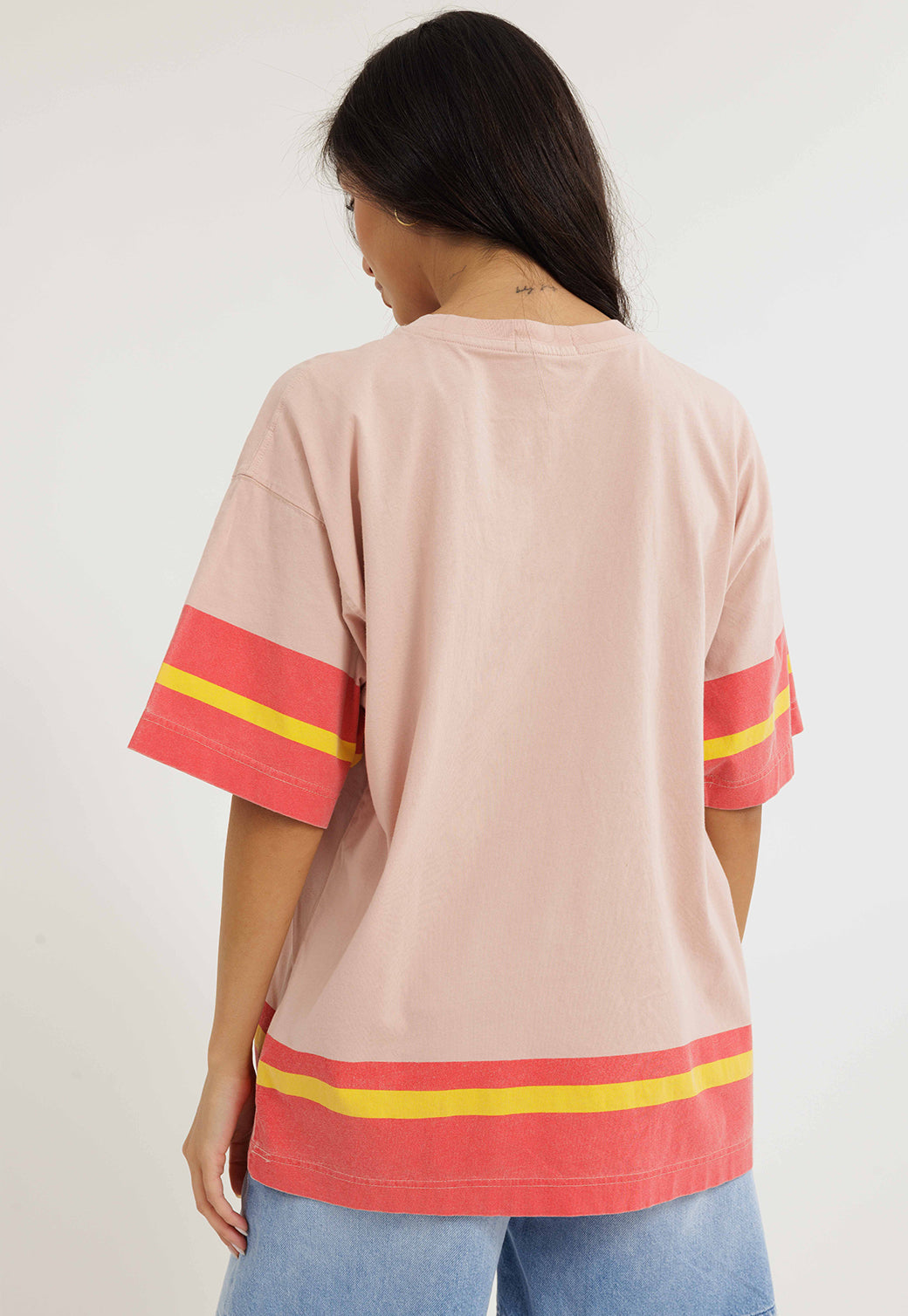 טי-שירט אוברסייז לנשים בצבע ורוד עם הדפס