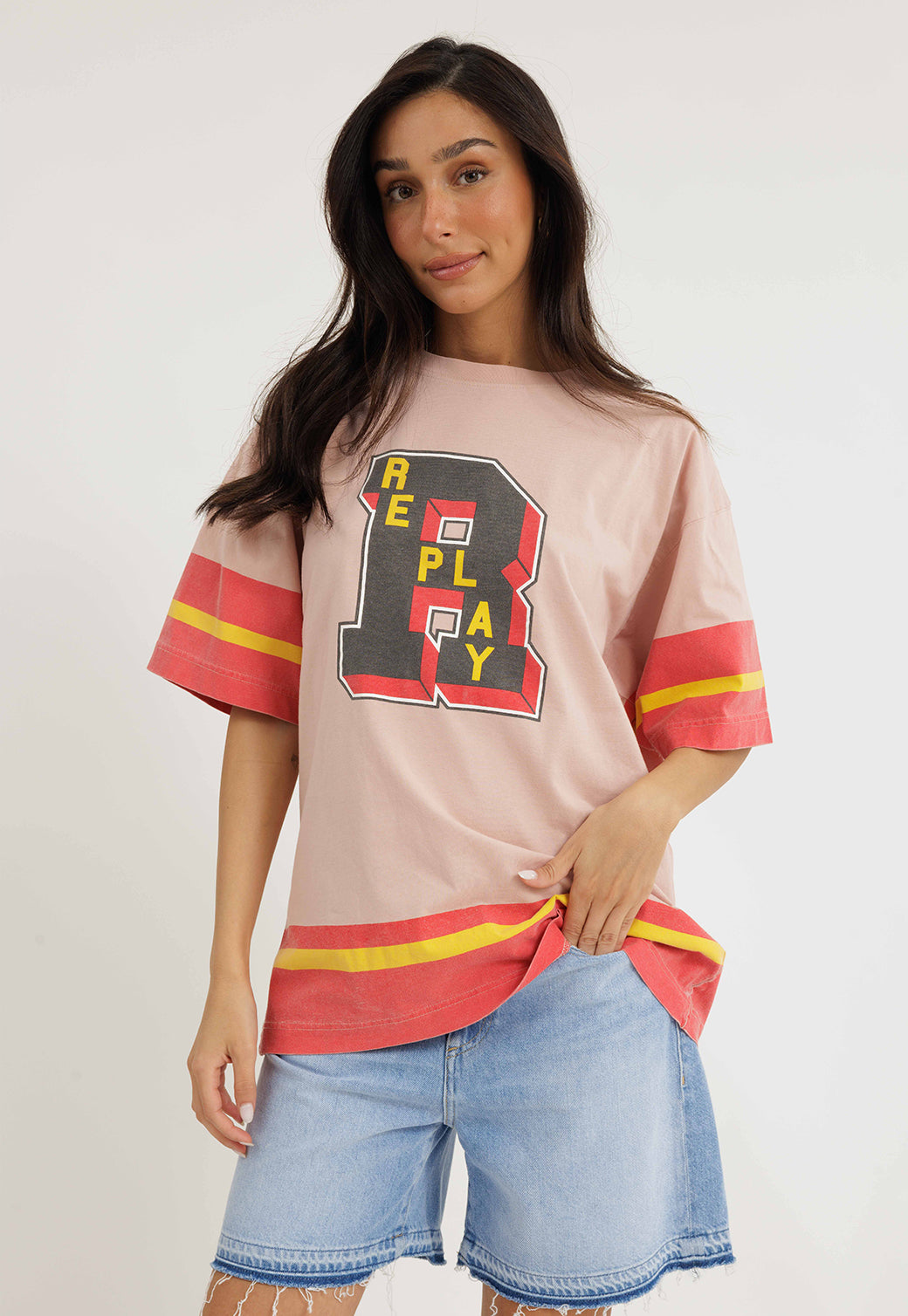 טי-שירט אוברסייז לנשים בצבע ורוד עם הדפס