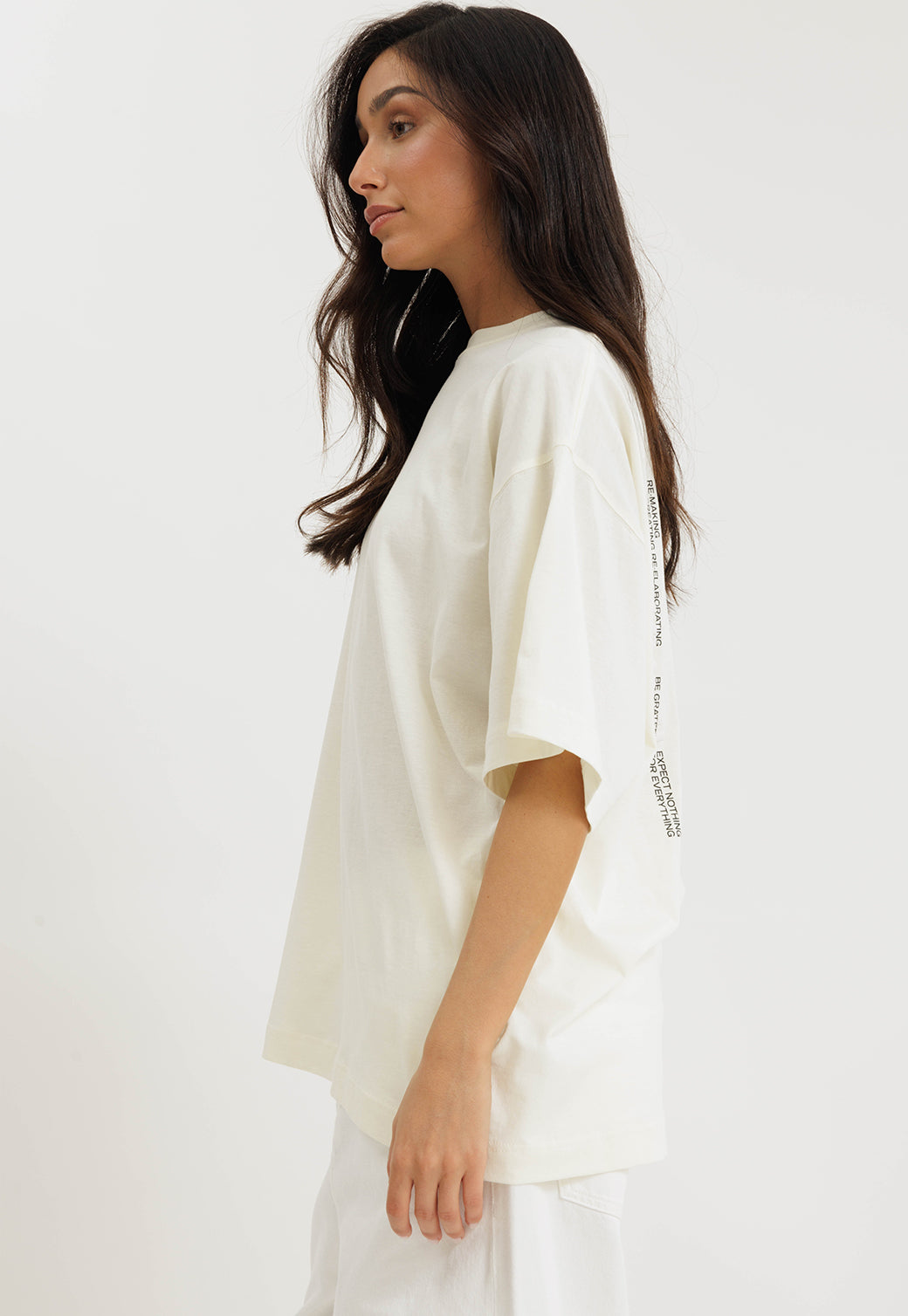 טי-שירט אוברסייז לנשים בצבע שמנת