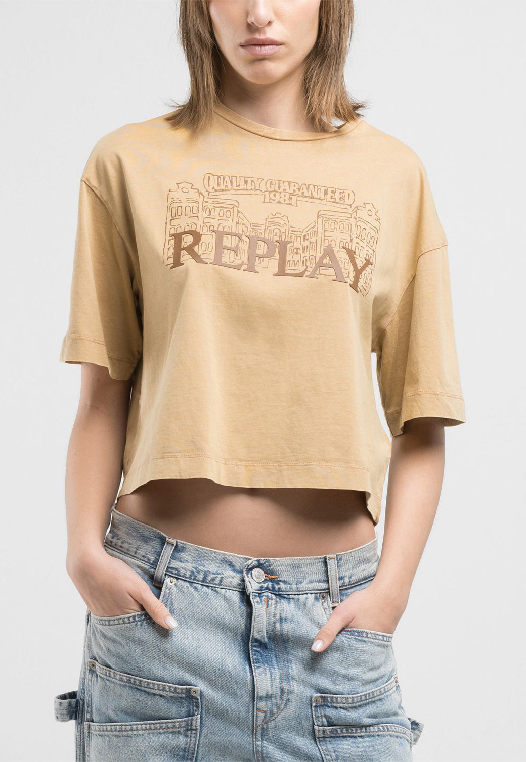 טי-שירט קרופ לנשים בצבע חום בהיר עם הדפס לוגו