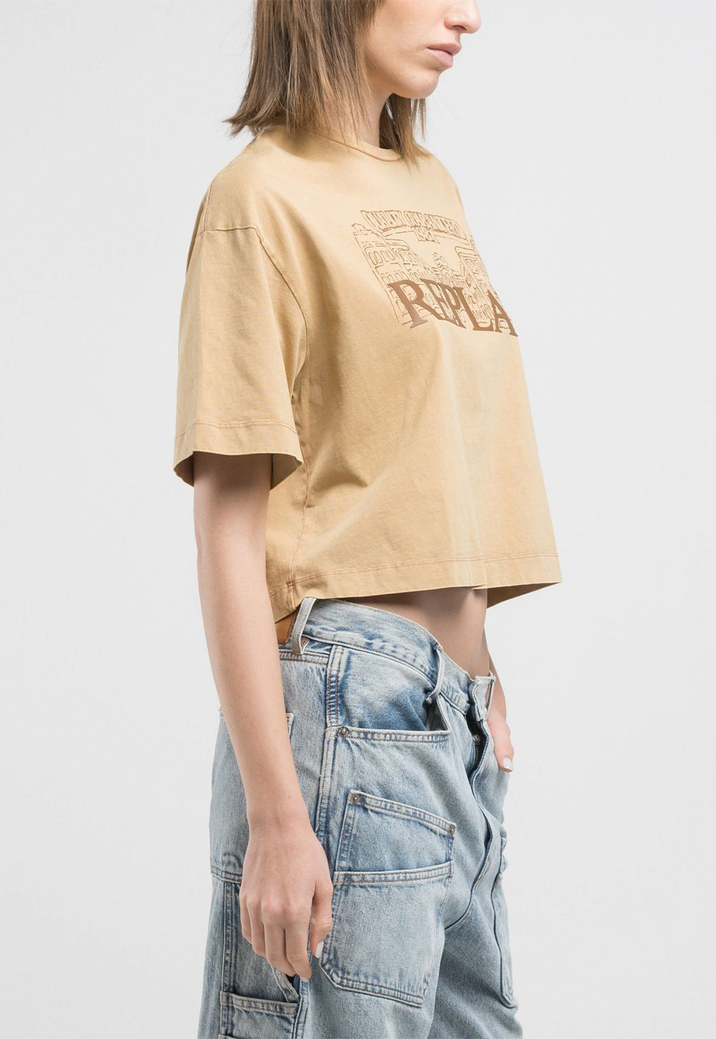 טי-שירט קרופ לנשים בצבע חום בהיר עם הדפס לוגו