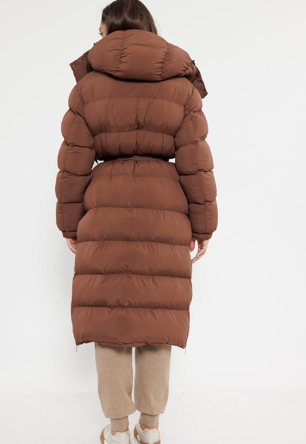 מעיל פוך ארוך לנשים בצבע חום